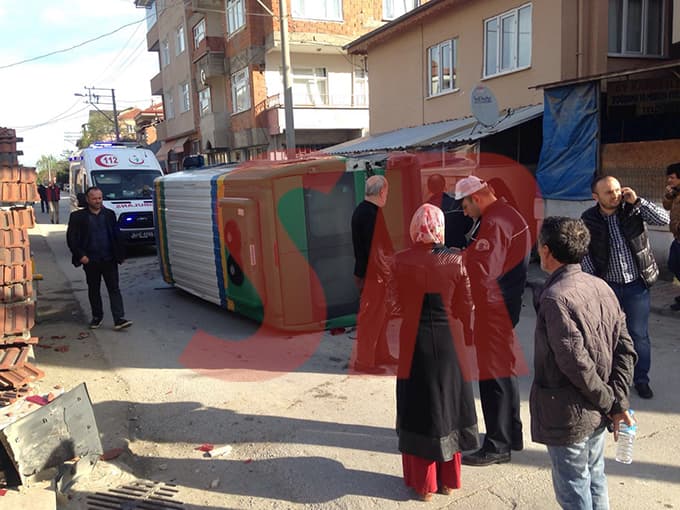 Freni boşalan kamyonet ortalığı birbirine kattı