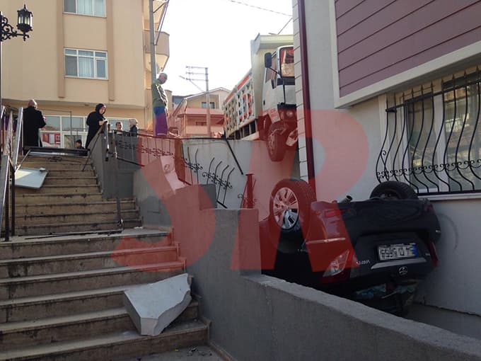 Freni boşalan kamyonet ortalığı birbirine kattı
