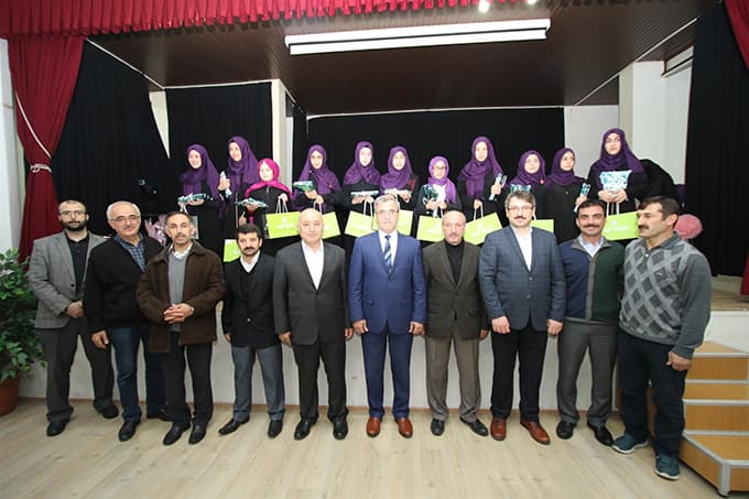 Akyazı'da güzel Kuran okuyan öğrenciler ödüllendirildi