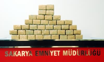 <font face="Arial" size="2"><strong><br />172 Operasyon,&nbsp; 306&nbsp;G&ouml;zaltı</strong></font><br /><br /><font face="Arial" size="2">KOM Şube M&uuml;d&uuml;rl&uuml;ğ&uuml; ekipleri tarafından 2008 yılında d&uuml;zenlenen 172 uyuşturucu operasyonunda 306 kişi g&ouml;zaltına alınırken, bunlardan 97'si &ccedil;ıkarıldıkları mahkemece tutuklandı. 2008 yılında yakalanan 306 kişiden 406 kilo 333 gram esrar, 39 kilo 251 gram eroin, 152 gram kokain, 405 adet uyuşturucu hap, 3 k&ouml;k kenevir ve 5 gram afyon sakızı ele ge&ccedil;irildi.&nbsp;&nbsp;&nbsp;</font>