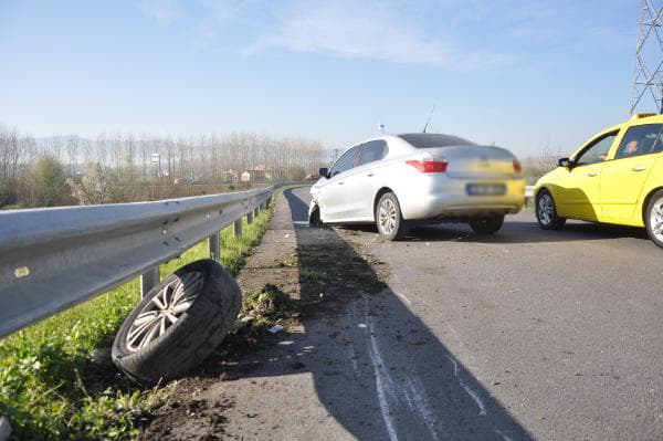 Otomobil bariyerlere çarptı: 2 yaralı 
