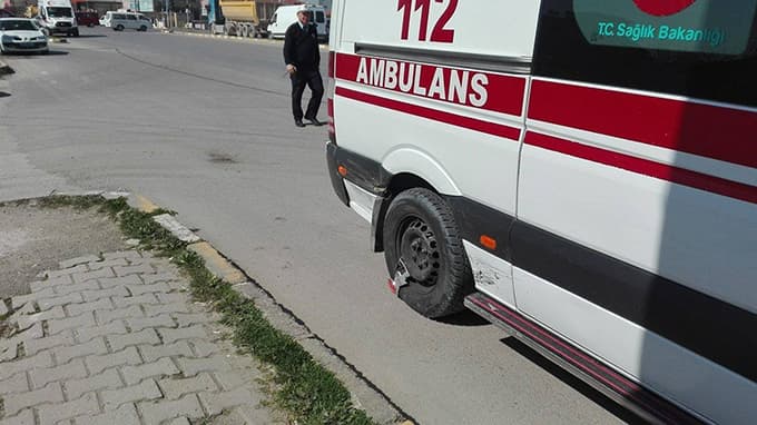 Göreve giden ambulans kaza yaptı