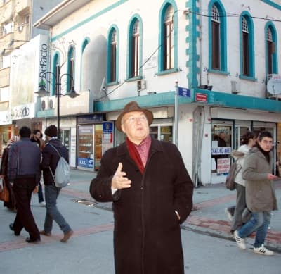 <p><font face="arial,helvetica,sans-serif" size="2"><strong>Sakarya, 6 ya da Daha Fazla 2 Adet Deprem G&ouml;recek</strong></font></p><p><font face="arial,helvetica,sans-serif" size="2">Aşağı yukarı 7 ile 25 yılda bir Sakarya &ccedil;ukurunda yıkıcı depremler olur. 6 ya da daha b&uuml;y&uuml;k depremler oldu. Yapmış olduğumuz enerji hesaplarına g&ouml;re </font><font face="arial,helvetica,sans-serif" size="2">Sakarya'da&nbsp; <font color="#333399">2023 yılına kadar 2 tane 6 b&uuml;y&uuml;kl&uuml;ğ&uuml;nde 6 ya da daha b&uuml;y&uuml;k bir deprem beklentim var.</font> 7.6 b&uuml;y&uuml;kl&uuml;ğ&uuml;nde bir deprem olacak mı hayır o b&uuml;y&uuml;kl&uuml;kte bir </font><font face="arial,helvetica,sans-serif" size="2">deprem beklemiyorum. O t&uuml;r bir depremin olması i&ccedil;in 2056 yılına kadar depremsiz ge&ccedil;irmesi gerekiyor. <font color="#333399"><strong>Bu b&ouml;lgenin bulunduğu Sakarya'nın yer kabuğunun bu kadar </strong></font></font><font face="arial,helvetica,sans-serif" size="2"><font color="#333399"><strong>gerginliğe karşı dayanacak g&uuml;c&uuml; yoktur. </strong></font>2023 ve 2025 yılına kadar, belki İstanbul dahi depremini g&ouml;rmeden Sakarya &ccedil;ukuru 6 yada daha fazla 2 adet deprem </font><font face="arial,helvetica,sans-serif" size="2">g&ouml;recektir&quot; diye konuştu. </font></p><p><font face="arial,helvetica,sans-serif" size="2"><strong>Yapısal Hatalar &Ccedil;ok Fazla<br /></strong></font><br /><font face="arial,helvetica,sans-serif" size="2">Ercan, Adapazarı'nda yapı yer niteliğinin &ccedil;ok d&uuml;ş&uuml;k olduğunu ifade ederek, b&ouml;lgenin 3 b&ouml;l&uuml;mde incelenmesi gerektiğini s&ouml;yledi. Ercan, <font color="#333399">&quot;Adapazarı'nın sorunu </font></font><font face="arial,helvetica,sans-serif" size="2"><font color="#333399">d&uuml;zde yerleşmiş olması ve bu d&uuml;z&uuml;n gevşek, sulu ve oynak olmasıdır. Dolayısıyla gelen deprem y&uuml;klerini 3, 4 kat b&uuml;y&uuml;terek &uuml;st yapıya yansıtmış&quot;</font> dedi. </font></p><p><font face="arial,helvetica,sans-serif" size="2">Adapazarı'nda depremin yıkıcı olmasının en b&uuml;y&uuml;k nedeninin yapısal hataların &ccedil;ok fazla olmasından kaynaklandığını iddia ederek, &quot;Bazı yerlerde de yer </font><font face="arial,helvetica,sans-serif" size="2">&ouml;zellikleri olağan&uuml;st&uuml; k&ouml;t&uuml;. Bunlardan bir tanesini Elmas Otel'in g&ouml;&ccedil;t&uuml;ğ&uuml; yerde g&ouml;rd&uuml;k. &Ccedil;ok derin yapılmış olmasına rağmen, yer altı sularının yalıtılmaması </font><font face="arial,helvetica,sans-serif" size="2">nedeniyle deprem y&uuml;klerini tamamen almış ve otel doğrudan doğruya yıkılmış. <font color="#333399">Elmas Otelin yıkılmasının ana nedeni, temel nedeniyle yeterli beton niteliği </font></font><font face="arial,helvetica,sans-serif" size="2"><font color="#333399">d&uuml;ş&uuml;k ve boğ&ccedil;alama yapılmamasıdır. Burada yapısal hatalar &ccedil;ok fazla</font>.<br /><br /></font><font face="arial,helvetica,sans-serif" size="2">Bina y&uuml;ksekliği &ccedil;ok fazla. <font color="#333399">Mesela &Ccedil;ark Caddesi ve Tığcılar Mahallesi, Erenler Mahallesi'nin bulunduğu kesimdeki yapı y&uuml;ksekliği, asla 2 kattan fazla </font></font><font face="arial,helvetica,sans-serif" size="2"><font color="#333399">olmamalı.</font> &Ccedil;&uuml;nk&uuml; buralardaki yerin davranış &ouml;zelliklerini &ouml;l&ccedil;t&uuml;ğ&uuml;m&uuml;z zaman, hem TUBİTAK hem de kendi araştırma kuruluşu tarafından yıllar &ouml;nce &ouml;l&ccedil;m&uuml;şt&uuml;k. </font></p><p><font face="arial,helvetica,sans-serif" size="2">Yaklaşık burada yerin salınım periyodu 3 şıhtır. Bu şıh &ccedil;ıkması 3 saniyede &ccedil;ıkmış olması. Buralarda 1, 2 katı asla ge&ccedil;memesi gerektiğini s&ouml;yl&uuml;yor. Erenlerde </font><font face="arial,helvetica,sans-serif" size="2">şu anda 2 kattan daha y&uuml;ksek yapı verilmemesini &ccedil;ok olumlu olarak karşılıyorum. <font color="#333399">Ancak Adapazarı'ndaki yapıların y&uuml;zde 95'i m&uuml;hendislik yapısı değil</font>&quot; diye </font><font face="arial,helvetica,sans-serif" size="2">konuştu.</font></p>