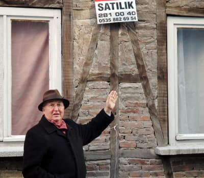 <p><font face="arial,helvetica,sans-serif" size="2"><strong>Adapazarı'nın G&uuml;venli bir Kent Değil, Boşaltılmalı</strong></font></p><p><font face="arial,helvetica,sans-serif" size="2"><font color="#333399">Adapazarı'nın g&uuml;venli bir kent olmadığını şehir merkezinin bin an &ouml;nce boşaltılarak kuzeye taşınması gerektiğini belirten Ercan,</font> &quot;Ben hayret ediyorum. Bu </font><font face="arial,helvetica,sans-serif" size="2">kadar hatalı yapılar bulunan Adapazarı bu kadar az hasarla bu kadar b&uuml;y&uuml;k bir depremi atlatmış. Tabii aynı zamanda sevin&ccedil;le karşılıyorum &ouml;l&uuml; sayısının azlığı </font><font face="arial,helvetica,sans-serif" size="2">nedeniyle yaklaşık 4 bin kişi yitirilmişti. Yaklaşık 550 tane yapı yıkılmıştı. Adapazarı hala g&uuml;venli bir kent değil. Adapazarı'nın bulunduğu bu kesim </font><font face="arial,helvetica,sans-serif" size="2">boşaltılarak kuzeye doğru Korucuk denilen b&ouml;lgeye taşınması gerekiyor. Oralarda şehrin yeni merkezleri, &ccedil;ekim alanları oluşturulması gerekiyor. Zaman i&ccedil;inde </font><font face="arial,helvetica,sans-serif" size="2">buraların boşaltılması gerekiyor.<font color="#333399"> Bu Adapazarı'nın son depremi olmadı, ilk depremi de değildi. 1967'deki deprem Adapazarı'nda &ccedil;ok b&uuml;y&uuml;k hasara neden olmuştu. </font></font><font face="arial,helvetica,sans-serif" size="2"><font color="#333399">1999 depreminin en b&uuml;y&uuml;k hasar yaptığı yerlerden birisi Adapazarı'dır. Eli kulağında başka depremlerde gelecektir. </font>Adapazarı'ndaki yapılar 9. raunttan &ccedil;ıkmış </font><font face="arial,helvetica,sans-serif" size="2">bir boks&ouml;r&uuml;n durumunda. Yani yeni bir depremi 1999 depreminden daha k&ouml;t&uuml; koşullarda karşılayacak. Adapazarı evleri bir de depremde egemen ivme y&ouml;n&uuml;n&uuml;n baskın </font><font face="arial,helvetica,sans-serif" size="2">s&uuml;rme y&ouml;n&uuml;n&uuml;n doğrultusuna bağlı olarak hasarlar bazı sokaklarda daha fazla, bazı sokaklarda ise daha az olmuş. Genellikle hasarların en fazla olduğu </font><font face="arial,helvetica,sans-serif" size="2">doğrultular doğu-batı doğrultusundaki&nbsp; caddede g&ouml;z&uuml;k&uuml;yor. Bir de yer altı sularının 3 metreye kadar sığ olması sıvılaşma olayını arttırdığı i&ccedil;in &ouml;zellikle </font><font face="arial,helvetica,sans-serif" size="2">&uuml;st&uuml;nde bulunduğumuz <font color="#333399">&Ccedil;ark Caddesi'nde yan yatmalar, devrilmeler, yıkılmalar ve yapı oturmaları g&ouml;r&uuml;l&uuml;yor</font>.<font color="#333399"> Bu binaların &ccedil;oğunun halen Tığcılar Mahallesi'nde, </font></font><font face="arial,helvetica,sans-serif" size="2"><font color="#333399">Semerciler Mahallesi'nde ayakta durduğunu g&ouml;r&uuml;yoruz. Bunların g&uuml;venli olmadığı kanısındayım&quot;</font> dedi.&nbsp;&nbsp; </font></p><p><font face="Arial" size="2"></font><br /><font face="arial,helvetica,sans-serif" size="2"><strong>Adapazarı Mutlaka Kuzeye Taşınmalı</strong></font></p><p><font face="arial,helvetica,sans-serif" size="2">Adapazarı'nda yer yapısını değiştirme olasılığının olmadığına değinen Ercan, <font color="#333399">&quot;Adapazarı'nda yer yapısını değiştirme olasılığı yoktur. Yerin iyileştirilmesi </font></font><font face="arial,helvetica,sans-serif" size="2" color="#333399">gibi bir olay s&ouml;z konusu olamaz. O zaman ne olması gerekiyor. Buranın kentsel d&ouml;n&uuml;ş&uuml;m i&ccedil;ine sokularak mahalle &ouml;l&ccedil;eğinde yıkılıp ya da az katlı binalar </font><font face="arial,helvetica,sans-serif" size="2"><font color="#333399">yapılacak. Ya da buraları yeşil alana d&ouml;n&uuml;şt&uuml;r&uuml;p, <strong>Adapazarı'nın mutlaka kuzeye taşınması gerekiyor</strong>&quot;</font> diye konuştu.&nbsp; </font></p>