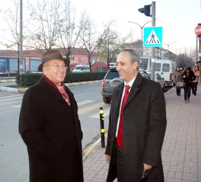 <p><font face="arial,helvetica,sans-serif" size="2"><strong>Sakarya Her T&uuml;rl&uuml; Etkilecenecek</strong></font></p><p><font face="arial,helvetica,sans-serif" size="2"><font color="#333399">Ercan s&ouml;zlerine ş&ouml;yle devam etti:</font> &quot;Bilim adamları farklı g&ouml;r&uuml;şlerini belirttiler. Yakında 9, 10 yıl i&ccedil;inde 8,5 b&uuml;y&uuml;kl&uuml;ğ&uuml;nde deprem olacak demişlerdi. Ben de olmayacağını s&uuml;rekli olarak s&ouml;ylemiştim. Marmara'nın depremi olmuştur. Yani 7,5'luk G&ouml;lc&uuml;k depremi bir Marmara, aynı zamanda bir İstanbul depremidir. &Ccedil;&uuml;nk&uuml; bu b&ouml;lgede oluşan bir deprem 150 km doğuyu ve batıyı etkiliyor. Dolayısıyla 1999 yılında Adapazarı'nda bir deprem olmadı. G&ouml;lc&uuml;k'te bu deprem oldu. Adapazarı etkilenme alanıdır. Etkilenme alanında bu kadar hasar oluştu. En b&uuml;y&uuml;k ivmelerden bir tanesini ve en b&uuml;y&uuml;k yer değiştirmelerden bir tanesi hemen Arifiye'de oluştu. Dolayısıyla &ouml;zellikle Sakarya &ccedil;ukuru i&ccedil;inde ve İstanbul'da olabilecek deprem de Sakarya'yı etkileyecektir. Sakarya'yı etkilemeyecek diye bir olay olamaz. Nasıl G&ouml;lc&uuml;k depremi Avcılar'da 950 kişiyi &ouml;ld&uuml;rd&uuml;yse, Marmara i&ccedil;inde olacak bir depremde hem G&ouml;lc&uuml;ğ&uuml;, hem İzmit'i hem Sakarya'yı etkileyecektir. Bu depremin b&uuml;y&uuml;kl&uuml;ğ&uuml;ne bağlı olarak bu etkilenme oranı, ya k&uuml;&ccedil;&uuml;k oranda ya da orta oranda olacaktır. &Ccedil;ok b&uuml;y&uuml;k bir oranda olacağı kanısında değilim. Ama yapıların yorgun olması ve aynı zamanda yapıları taşıyan yerin duyarlılığını ve iletsel durumunu yitirmiş olması, depreme karşı dayanımını daha d&uuml;ş&uuml;k olması beklentisini uyandırıyor. Ben Sakarya &ccedil;ukuru dediğim zaman İzmit'in bulunduğu kesimde Bolu'ya kadar olan kesimi g&ouml;z &ouml;n&uuml;ne alıyorum. D&uuml;zce'yi g&ouml;z &ouml;n&uuml;ne alıyorum. Buralarda olan deprem aynı zamanda Adapazarı depremidir. Bu g&ouml;zden ırak tutulmaması gerekiyor &quot;dedi. </font></p><p><font face="arial,helvetica,sans-serif" size="2"><strong>Bilimsel &Ccedil;alışma Şart</strong></font></p><p><font face="arial,helvetica,sans-serif" size="2"><font color="#333399">Depremden sonra Adapazarı'nda depremle ilgili bir bilimsel &ccedil;alışma yapılmadığını bu y&ouml;nde kendilerine bir istek ulaşmadığına değinen Ercan,</font> &quot;Bilimsel </font><font face="arial,helvetica,sans-serif" size="2">&ccedil;alışmalar isteğe bağlı. Bu konuda belediyeden yada valilikten bir istek gelecek ki, bilimsel &ccedil;alışmalar, maliyeti sıfır olan &ccedil;alışmalar değil. Adapazarı'nda </font><font face="arial,helvetica,sans-serif" size="2">TUBİTAK'ın, Sakarya &Uuml;niversitesi'nin ve kendi &ouml;zel yer altı aramacılık işletmemin kendi &ccedil;alışmaları oldu. Bunlar bile bedelle yapılmış &ccedil;alışmalar. Mesela buradaki &ccedil;&ouml;kel kalınlığının 750 metre olduğunu bulan kişiyim. Şimdi &ccedil;&ouml;kel kalınlığının fazla olması ne yapar. Oynaklığı ve yerin salınım periyodunu etkileyen </font><font face="arial,helvetica,sans-serif" size="2">olaylardır. Topluca b&uuml;t&uuml;nleyici bir &ccedil;alışma olmadı. S&ouml;zgelimi buranın bir jeofizik haritası &ccedil;ıkarılmadı. Yani yer altı sularının haritasının &ccedil;ıkarılması, </font><font face="arial,helvetica,sans-serif" size="2">elektrik &ouml;zdiren&ccedil; &ccedil;alışmalarının yapılması ve sismik araştırmalar yaparak s dalgalarının hızının belirlenmesi gerekiyor. Bizim yapmış olduğumuz sınırlı </font><font face="arial,helvetica,sans-serif" size="2">&ccedil;alışmalarda burada sismik s dalgası hızlarının yaklaşık 150 ile 175 metre/saniye olduğunu g&ouml;rd&uuml;k. Amerikan toprak sınıflandırmasına g&ouml;re &ccedil;ok k&ouml;t&uuml; oynak sıvılaşabilir bir toprak demektir. Bu &ccedil;alışma mahalle &ouml;l&ccedil;eğinde yapılmamıştır&quot; dedi.&nbsp; </font></p>