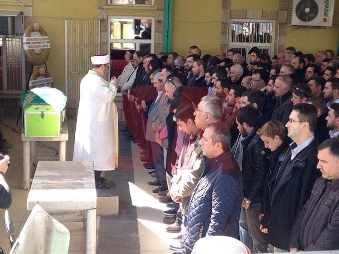 Fabrika yolunda can verdiler