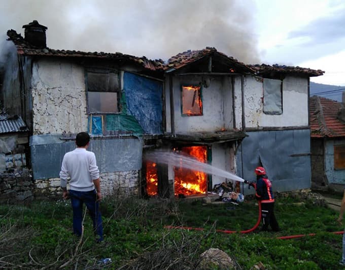 Kerpiç ev alevlere teslim oldu