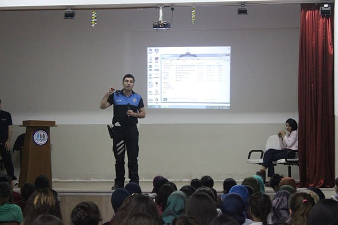 Uyuşturucu seminerinde gözyaşları sel oldu
