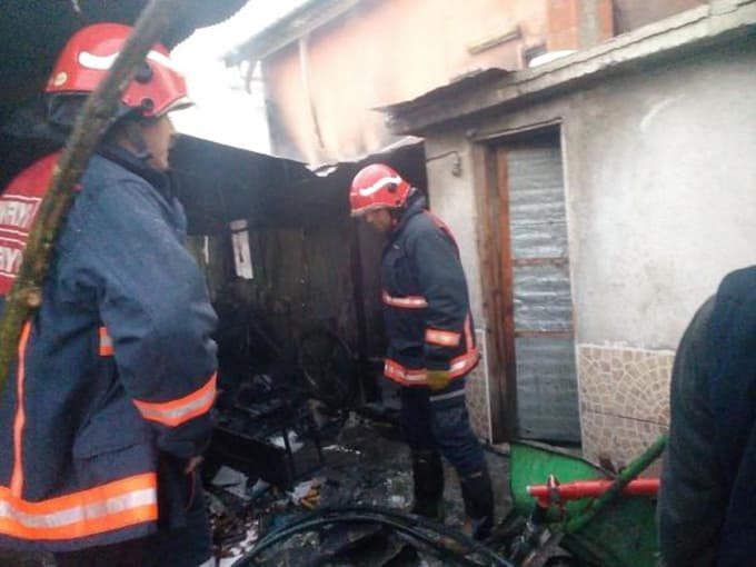 Akyazı'da bir eve düşen yıldırım yangına sebep oldu