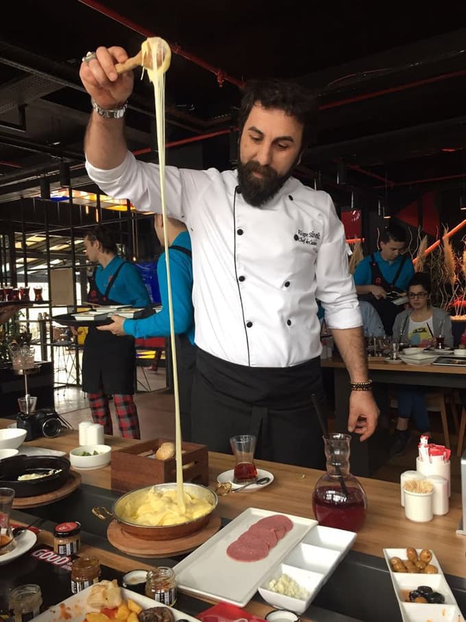 O kafenin açılışına Demet Akalın'da katılacak