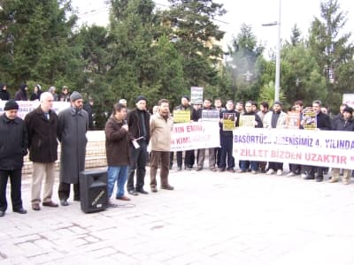 <font face="Arial" size="2">Gazze; işgalci, siyonist İsrail y&ouml;netimi tarafından abluka altında. Gazze'de yaşayan 1,5 milyon insan t&uuml;m insani gereksinimlerden mahrum bir şekilde hayatta kalma m&uuml;cadelesi veriyor. <font color="#333399">Elektriksiz, ekmeksiz, ila&ccedil;sız ve susuz b&uuml;y&uuml;k bir hapishaneye d&ouml;n&uuml;şt&uuml;r&uuml;len Gazze'de s&uuml;ren bu insanlık dışı abluka Mısır h&uuml;k&uuml;metinin desteği olmadan uygulanamaz.</font> Ablukayı kırabilecek ve Gazze'yi hayata bağlayabilecek tek sınır kapısı olan Rafah Sınır Kapısı Mısır h&uuml;k&uuml;meti tarafından kapalı tutulmaktadır.<br /><br /></font><font face="Arial" size="2">İsrail y&ouml;netimi b&ouml;lge devletlerinin doğrudan ya da dolaylı desteği olmaksızın ne işgalini s&uuml;rd&uuml;rebilir ne de ablukayı devam ettirebilir. Dolayısıyla Filistin'de olan biten her şeyden b&ouml;lge devletlerinin sorumlu olduğuna inanıyoruz. Bizler, bu &uuml;lkenin vicdanlı ve sorumluluk sahibi insanları olarak gerek T&uuml;rkiye, gerek Mısır gerekse diğer b&ouml;lge &uuml;lkelerini insani, dini ve tarihi sorumluluklarını yerine getirmeye davet ediyoruz. <font color="#333399">Mısır'ın Rafah sınır kapısını kapalı tutarak Filistinlileri &ouml;l&uuml;me terk etmesi bir insanlık su&ccedil;udur.</font></font> 