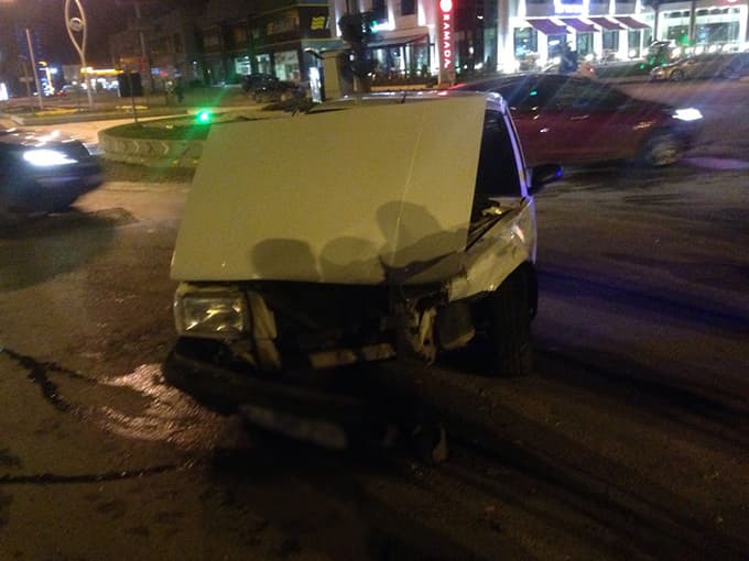 Kaza yapan otomobil, refüje fırladı