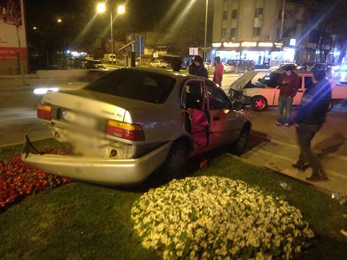 Kaza yapan otomobil, refüje fırladı