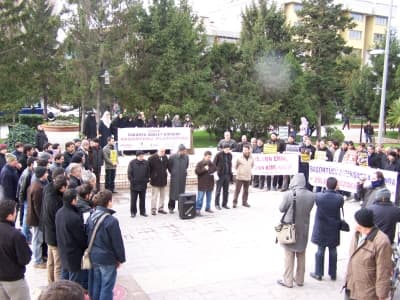 <p><font face="arial,helvetica,sans-serif" size="2">Devletleri ve vicdan sahibi b&uuml;t&uuml;n halkları; İsrail işgalini ve İsrail'in ger&ccedil;ekleştirdiği t&uuml;m ihlalleri sonlandırmaya, Mısır H&uuml;k&uuml;metini ablukayı kaldırmak i&ccedil;in Rafah sınır kapısını a&ccedil;maya ve Gazze'ye insani yardım ulaştırmaya davet ediyoruz. <font color="#333399">Değerli Sakaryalılar, hatırlayacağınız gibi, &uuml;niversitelerdeki baş&ouml;rt&uuml;s&uuml; yasağını kaldırmaya y&ouml;nelik kanuni d&uuml;zenlemeyi anayasa mahkemesine g&ouml;t&uuml;r&uuml;rek iptal ettiren CHP'nin bu zulm&uuml;n&uuml;, yerel se&ccedil;imlerin yaklaşmasıyla birlikte &ccedil;arşafla &ouml;rtmeye &ccedil;alışmasının beyhude olduğunu birkez daha hatırlatıyoruz.</font> Bu bir pişmanlıksa b&uuml;t&uuml;n mağdurlardan &ouml;z&uuml;r dileyinceye, somut uygulamalarını g&ouml;r&uuml;nceye kadar da hatırlatmaya devam edeceğiz.</font></p><p><font face="arial,helvetica,sans-serif" size="2">Sakarya &Uuml;niversitesi'nde birka&ccedil; &ouml;ğretim g&ouml;revlisinin, <font color="#333399">&quot;&Ouml;z&uuml;r Diliyorum&quot;</font> kampanyalarına tepki olarak &quot;<font color="#333399">Reddediyorum&quot;</font> isimli kampanyalarını Sakaryalı bilim adamlarımızın sosyal bir duyarlılığı ve varlık belirtileri olarak g&ouml;r&uuml;yor ve de taacc&uuml;ble izliyoruz. Ancak, merakla soruyoruz? <font color="#333399">&Uuml;niversitede g&ouml;zlerinin &ouml;n&uuml;nde, her g&uuml;n uygulanan tesett&uuml;r yasağını, baş&ouml;rt&uuml;s&uuml; mezalimini reddetmek i&ccedil;in ne bekliyorsunuz? Bu yasağın m&uuml;sebbiblerinin ermeni, bu yasağın takip&ccedil;isi &uuml;niversite senatosunun Ermenilerden mi oluşması gerekiyor?</font></font></p>
