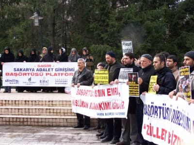 <p><font face="arial,helvetica,sans-serif" size="2">Evet, biz de &ouml;z&uuml;r diliyoruz! Filistinli mazlumlardan &ouml;z&uuml;r diliyoruz. Siyonist İsrail'i ilk tanıyan &uuml;lke vatandaşları olarak, devam eden insanlık dışı uygulamalar karşısında bir şey yapamadığımız i&ccedil;in Gazze'den, Ramallah'tan b&uuml;t&uuml;n Filistinten &ouml;z&uuml;r diliyoruz...</font></p><p><font face="arial,helvetica,sans-serif" size="2" color="#333399">Filistin halkının sistematik bir şekilde yurtlarından s&uuml;r&uuml;lmeleri, tehcir edilmeleri karşısında yıllardır seyirci kaldığımız i&ccedil;in &ouml;z&uuml;r diliyoruz.</font></p><p><font face="arial,helvetica,sans-serif" size="2">Azerbaycan Karabağ b&ouml;lgesinde Rusların desteğinde Ermenilerce &ccedil;ocuk, kadın, ihtiyar, gen&ccedil; ayrımı yapılmaksızın katledilen azeri karabağlılardan bu katliama engel olup, m&uuml;dahale edemediğimiz i&ccedil;in &ouml;z&uuml;r diliyoruz.</font></p>