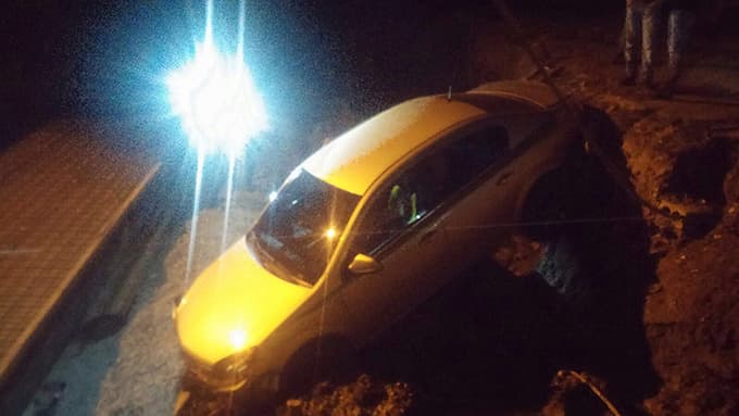 Otomobil köprü inşaatına uçtu