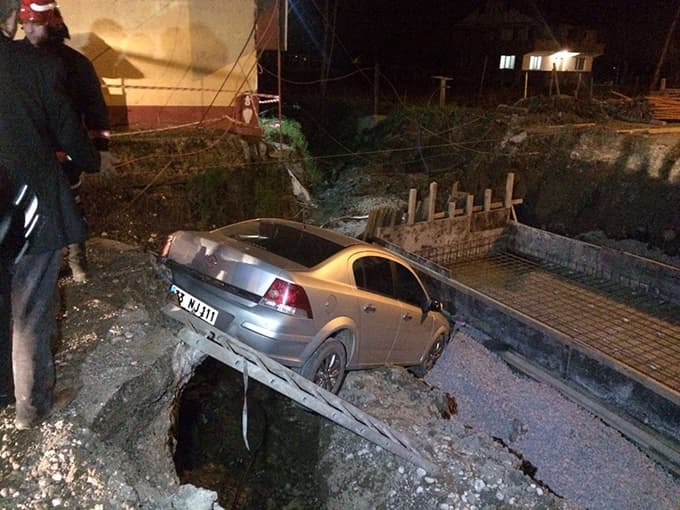 Otomobil köprü inşaatına uçtu