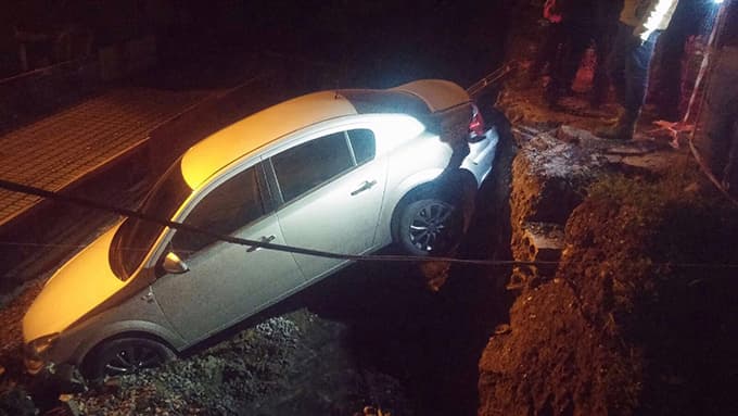 Otomobil köprü inşaatına uçtu