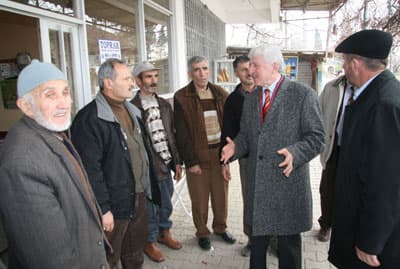 <p><font face="arial,helvetica,sans-serif" size="2" color="#000000"><strong>S&ouml;ğ&uuml;tl&uuml;'n&uuml;n 25 K&ouml;y&uuml;ne Su Ulaştırdık</strong></font></p><p><font face="arial,helvetica,sans-serif" size="2">Suyu olmayan yer bırakmamak i&ccedil;in canla başla &ccedil;alıştıklarını belirten Duran, <font color="#333399">&quot;Yakın zamanda S&ouml;ğ&uuml;tl&uuml;'n&uuml;n 25 k&ouml;y&uuml;ne su ulaştırdık. Damlık ve Değirmencik'te su sıkıntısını giderdik. Bunlar hizmetlerimizin bazıları. Sakarya genelinde altyapı ve &uuml;styapı hizmetlerinin y&uuml;zde 85 'ini tamamladık. Bundan sonraki yatırımlarımızı parklar gibi g&ouml;rselliğe hitap eden hizmetler olacak &quot;</font> dedi.&nbsp;</font></p>