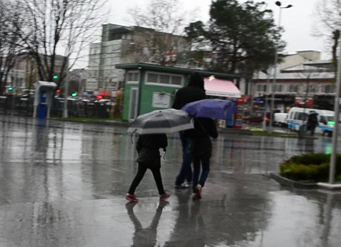 Şehir yeni haftaya yağmurla başladı