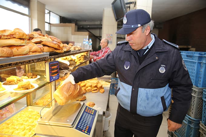 Zabıtalar fırınları denetledi 