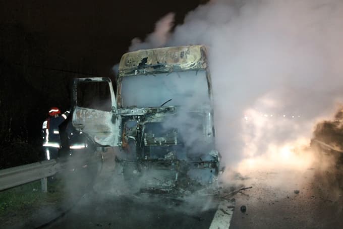 Harç yüklü TIR alevlere teslim oldu