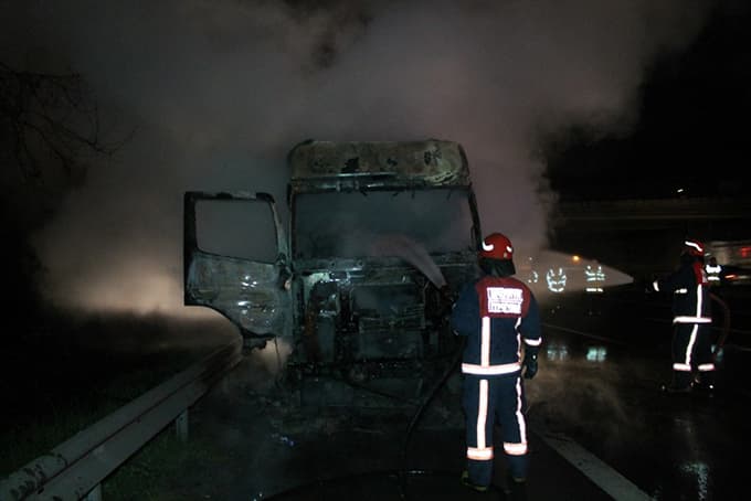 Harç yüklü TIR alevlere teslim oldu