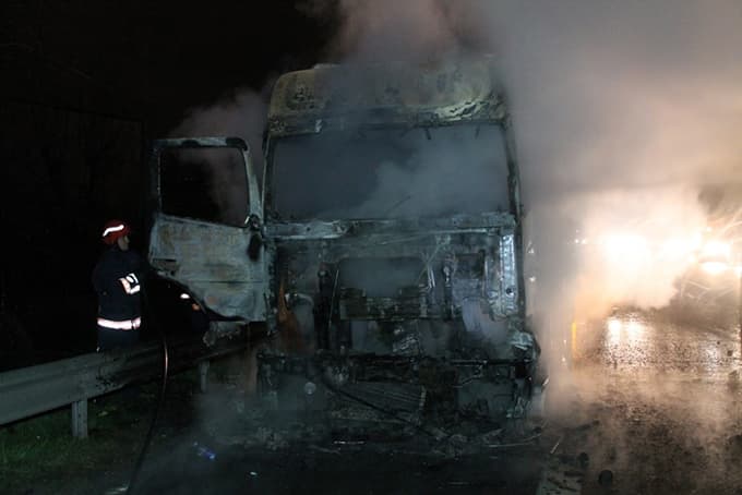 Harç yüklü TIR alevlere teslim oldu