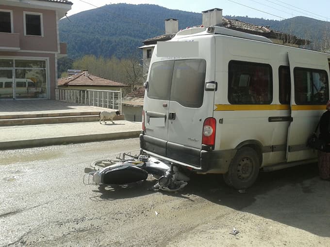 Motosiklet, minibüsün altına girdi: 2 yaralı 