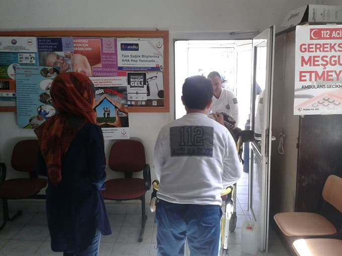 Motosiklet, minibüsün altına girdi: 2 yaralı 