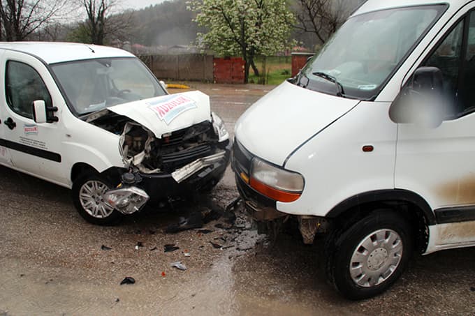 Servis Minibüsü ile otomobil çarpıştı