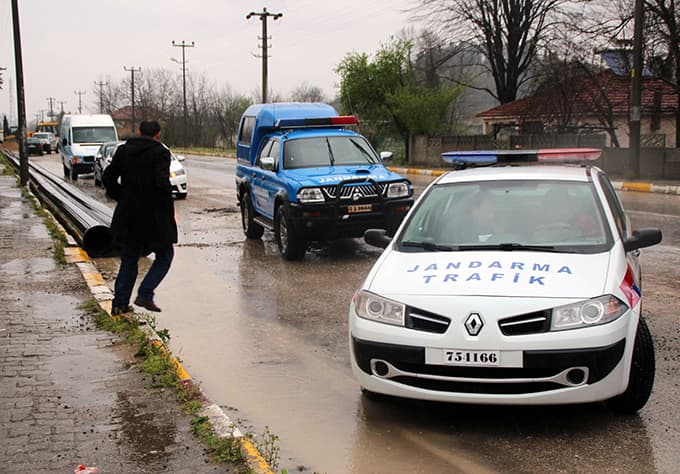 Servis Minibüsü ile otomobil çarpıştı