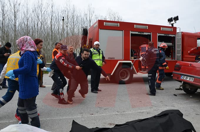 D-100'de feci kaza: 5 ölü, 1 yaralı