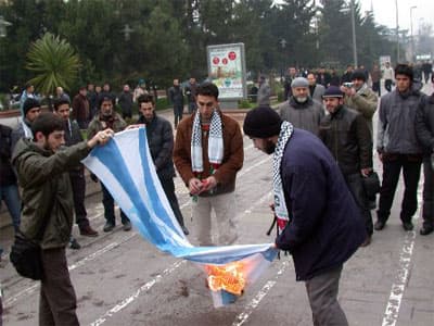 Gazze Saldırısını, İsrail Bayrağı'nı Yakarak Kınadılar