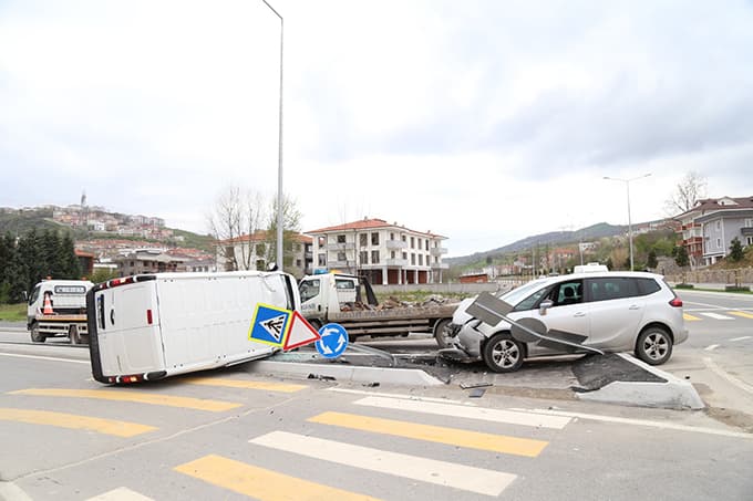 Yeni açılan bulvarda kaza: 2 yaralı