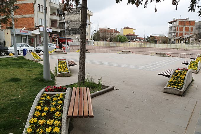 Sapanca meydanı çiçeklerle süslendi