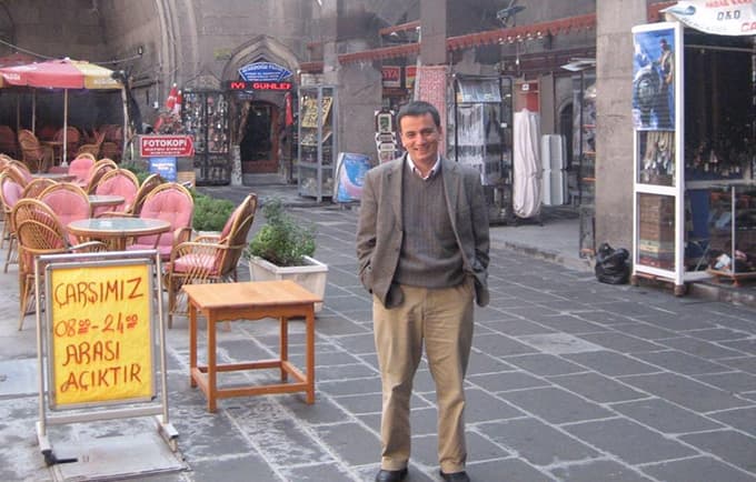 Tanınmış doktor Hüseyin Demirsoy hayatını kaybetti