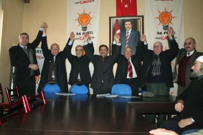 <p><font face="arial,helvetica,sans-serif" size="2"><font color="#333399"><strong><font color="#000000">Bu Paralar Nereye Gitmiş</font></strong>&nbsp;</font>&nbsp;</font></p><p><font face="arial,helvetica,sans-serif" size="2">Bir &ouml;nceki d&ouml;nem belediye başkanının il&ccedil;eye hi&ccedil;bir hizmet vermediğini ileri s&uuml;ren Başkan Kaşkaş,<font color="#333399"> &ldquo;Hizmeti bırakın belediyenin t&uuml;m mal varlıklarını, taşınmaz ve arazilerini satmışlar. Buna belediyeye ait 20 otob&uuml;s hattıda dahil. Satılan bina ve arsalardan elde edilen gelir 323.550 YTL. Otob&uuml;s hatlarından elde edilen gelir 337.160 YTL. Deprem nedeniyle Ferizli İl&ccedil;esi&rsquo;ne gelen afet payı ise 343.542 YTL. Ferizli Belediye kasasına 2000-2001 ve 2002 yılını kapsayan 3 yıl i&ccedil;erisinde giren toplam para 1.005.252 YTL. Bu kadar para girmesine rağmen hi&ccedil;bir hizmet verilmediği gibi birde 2.436.530 YTL bor&ccedil;la belediyeyi devraldık. Bu paralar nereye gitmiş belli değil&rdquo; </font>dedi.</font></p>