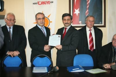 <font face="Arial" size="2"><strong>Tek Tuşla İşlem</strong>&nbsp;</font> <p><font face="Arial" size="2">G&ouml;reve geldiklerinde belediyede tek bir bilgisayar dahi bulunmadığını s&ouml;yleyen Başkan Kaşkaş, <font color="#333399">&quot;T&uuml;m birimlerini bilgisayarla donatılarak e-belediyecilik sistemine ge&ccedil;ildi ve halka daha hızlı ve daha kaliteli bir hizmet verilmesi sağlandı.&nbsp; Bug&uuml;n t&uuml;m birimlerimizde bilgisayar ortamında tek tuşla işlem yapılıyor&rdquo;</font> dedi.<br /></font></p>