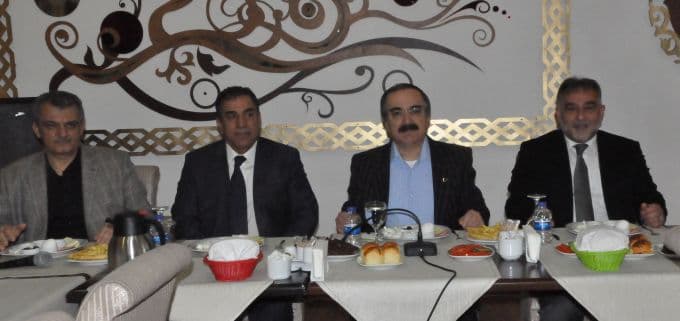 Göç eden Türkmenler kahvaltıda bir araya geldi