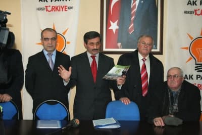 <p><font face="arial,helvetica,sans-serif" size="2"><font color="#333399"><strong><font color="#000000">Halkımızla Tek Yumruk Olduk</font></strong>&nbsp;</font><br /><br />Personelde k&uuml;&ccedil;&uuml;lmeye gittiklerini de kaydeden Kaşkaş, <font color="#333399">&rdquo;60 kişiyle devraldığımız belediyede bug&uuml;n emekliler ve işten ayrılanlarla sayıyı 48&rsquo;e d&uuml;ş&uuml;rd&uuml;k. Az kişi ile &ccedil;ok iş yapmayı &ouml;ğrettik. 24 km i&ccedil;me suyu ishale hattı d&ouml;şeyerek, Sapanca Suyu&rsquo;nu il&ccedil;emize getirdik. &Ccedil;izme ile girilmeyen sokakları pırıl pırıl asfalt yaptık. 29 km asfalt ve kilitli parkenin yanında 5 Km'de yama yaptık. T&uuml;m yollarımızı genişlettik, genişletirkende tek kuruş istimlak parası &ouml;demedik. Vatandaşımızla kurulan iyi diyaloglar sonucunda hizmetin daha hızlı ve kaliteli ulaşabilmesi i&ccedil;in halkımızla tek yumruk olduk ve vatandaşımızında bize g&uuml;venci sonsuz olduğundan bu yerlere tek kuruş &ouml;demeden t&uuml;m yolları genişlettik ve asfalt attık. </font></font><font face="arial,helvetica,sans-serif" size="2"><font color="#333399">&Ccedil;&ouml;p sahası yapılan yeri, temizleyerek bug&uuml;nk&uuml; Sait Faik Asabıyanık Parkı&rsquo;nı halkımızın hizmetine a&ccedil;tık&rdquo;</font> dedi.</font></p>