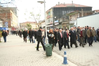 <p><font face="arial,helvetica,sans-serif" size="2"><strong><font color="#000000">Ferizli K&uuml;lt&uuml;r Merkezini Hizmetine Sunacağız</font></strong><br /><br />3 yıl i&ccedil;erisinde il&ccedil;eye hayırsever iş adamları ve belediyenin imkanları ile 2 ilk&ouml;ğretim, 1 Anadolu ve 1 Meslek Lisesi&rsquo;nin yanında 1 &ouml;ğrenci yurdu ve spor salonu kazandırdıklarını da kaydeden Başkan Kaşkaş,<font color="#333399"> &ldquo;Hala inşaatı devam eden ve %60&rsquo;ı tamamlanan 500 kişiseyirci kapasiteli ve 2000 m2 kapalı alana sahip, T&uuml;rkiye&rsquo;de kabul edilen 4 projeden birisi olan spor salonunuda il&ccedil;emize kazandırdık. Bunun yanında belediye hizmet binası olarak temeli atılan atıl durumdaki binayı yeniden projelendirerek, buraya i&ccedil;erisinde sinema, k&uuml;t&uuml;phane, kafeterya, konferans salonu ve d&uuml;ğ&uuml;n salonu yer alan bir k&uuml;lt&uuml;r merkezi yaptık. En kısa zamanda da i&ccedil; dizaynını bitirerek Ferizli K&uuml;lt&uuml;r Merkezini halkımızın hizmetine sunacağız&rdquo;</font> <br /><br />İl&ccedil;emizi Uluslar arası K&uuml;lt&uuml;r ve Sanat Festivalleri ile sadece T&uuml;rkiye&rsquo;ye değil, d&uuml;nyaya tanıtmayı ama&ccedil;ladıklarını da s&ouml;yleyen Başkan Kaşkaş, <font color="#333399">&ldquo;Geleneksel hale getirdiğimiz festivalle, &uuml;lkenin d&ouml;rt bir yanından konukların yanında, yurt dışından da bir&ccedil;ok ekibi ağırladık&rdquo;</font> dedi.</font></p>