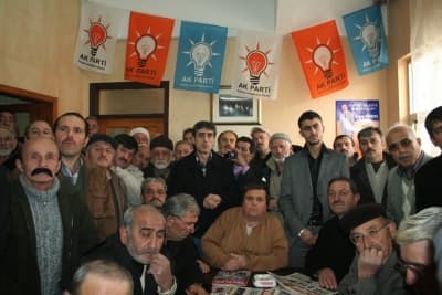 <p><font size="2"><font face="Arial"><font color="#000000">&nbsp;<strong>&ldquo;İhtiyacın</strong> <strong>Yoksa Al Getir, İhtiyacın Varsa Al G&ouml;t&uuml;r&rdquo;</strong></font></font></font><br /><br /><font face="arial,helvetica,sans-serif" size="2">Sosyal belediyecilik anlayışı i&ccedil;erisinde g&ouml;reve geldiğimiz g&uuml;nden itibaren ilk 2 yılımızda &ouml;z&uuml;rl&uuml; vatandaş</font><font face="arial,helvetica,sans-serif" size="2">larımızı evlerinden alıp g&ouml;t&uuml;r&uuml;p getirmek suretiyle 2 yıl boyunca rehabilitasyon merkezinde tedavi edilmelerini sağladıklarını kaydeden Başkan Kaşkaş, <font color="#333399">&ldquo;Bunun yanında a&ccedil;tığımız <strong>&ldquo;İhtiyacın</strong> <strong>Yoksa Al Getir, İhtiyacın Varsa Al G&ouml;t&uuml;r&rdquo;</strong> </font><font color="#333399">mağazamızda bug&uuml;ne kadar 8500 vatandaşımız &uuml;cretsiz olarak, faydalanmıştır</font>.&rdquo; dedi.</font></p>