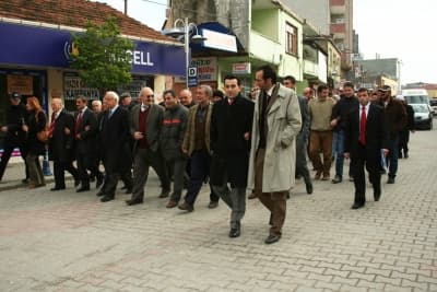 <font face="Arial" size="2" color="#000000"><strong>Aday Adaylığı Başvurusunu Yaptı</strong></font><br /><br /><font face="Arial" size="2">Basına verdiği hizmet tanıtımının ardından, Başkan Kaşkaş beraberindeki eski Belediye Başkanlarından Fehmi Ata,&nbsp; belediye meclis &uuml;yeleri, il&ccedil;edeki kanaat &ouml;nderleri, sivil toplum kuruluşları temsilcileri ile birlikte kalabalık bir vatandaş gurubu ile birlikte AK Parti İl&ccedil;e Teşkilatı&rsquo;na giderek, belediye başkanlığı i&ccedil;in aday adaylığı başvurusunda bulundu.</font>