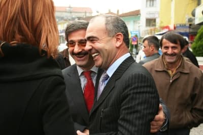 <font size="2"><font face="Arial"><strong><font color="#000000">Kalabalıktan Dolayı İzdiham Yaşandı</font></strong><br /></font></font><p><font face="Arial" size="2">Kaşkaş&rsquo;a destek veren 7&rsquo;den 70&rsquo;e onlarca vatandaşı parti binası almazken, kalabalıktan dolayı izdiham yaşandı. Kaşkaş&rsquo;a destek vermeye gelenler arasında eski belediye başkanı Fehmi Ata, meclis &uuml;yeleri, G&ouml;lkent Belediye Başkanı Talih Atalay&rsquo;da yer alırken ve Sinanoğlu Belediye Başkanı Yılmaz &Ouml;zt&uuml;rkle beraber aday adaylığı başvurularını AK Parti İl&ccedil;e teşkilat başkanı Cemil Sağlam&rsquo;a formlarını verdiler. </font><font face="Arial" size="2" color="#333399">Yaklaşık 500 kişinin katıldığı başvurudan sonra il&ccedil;ede se&ccedil;imin sonucunun belli olduğu s&ouml;ylentileri konuşulmaya başlandı.<br /></font></p>