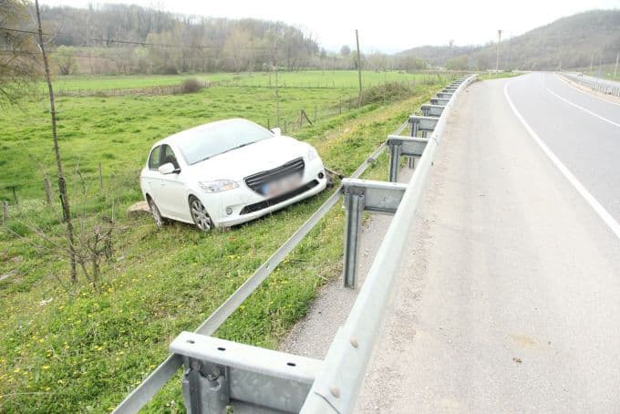 Yoldan çıkan otomobil tarlaya uçtu