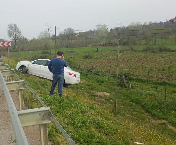Yoldan çıkan otomobil tarlaya uçtu