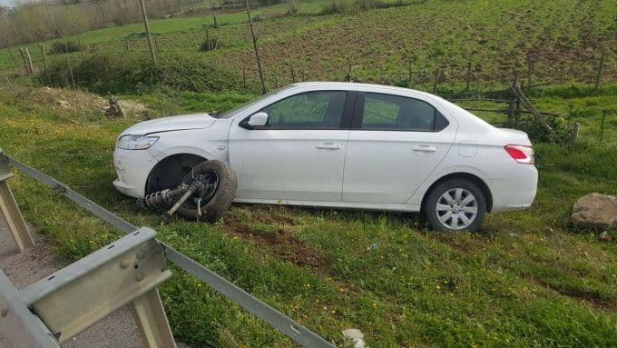 Yoldan çıkan otomobil tarlaya uçtu