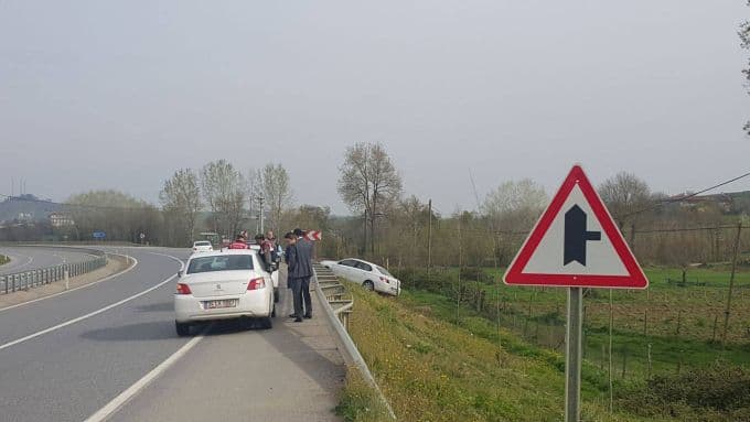 Yoldan çıkan otomobil tarlaya uçtu