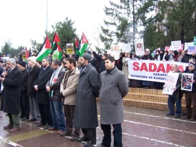 <p><font face="arial,helvetica,sans-serif" size="2">D&uuml;n k&uuml;stah&ccedil;a saldırının kısa s&uuml;rmeyeceğini ifade eden katil İsrail h&uuml;k&uuml;meti unutmasın ki <font color="#333399">&quot;Zalimin bir hesabı varsa Allah'ın da bir hesabı vardır ve Allah hesap g&ouml;renlerin en hızlısı, intikam alanların en hayırlısı gazabı pek şiddetli olandır.&nbsp;Unutmayın ki Allah zalimlerin yaptıklarından habersiz değildir.</font></font></p><p><font face="arial,helvetica,sans-serif" size="2"><strong><font color="#333399">&Uuml;mmeti Muhammedi ve bilhassa bu meydanda toplanan kardeşlerimizi bunca zamandır s&uuml;ren tepkisizlikten sıyrılmaya, ambargo s&uuml;recinde &ccedil;ıkmayan sesimizi katil İsrail'i sağır edecek kadar &ccedil;ıkarmaya &ccedil;ağırıyoruz.</font></strong> Onların Gazze'de uyguladıkları ambargodan daha ciddi bir şekilde İsrail, Amerika ve Siyonist mallarını boykot etmeyi &uuml;st&uuml;m&uuml;ze bir bor&ccedil; biliyoruz. Allah'ın yardımı masum ve mazlumların &uuml;st&uuml;ne, şiddeti ve &ccedil;etin olan gazabı ise lanetli ter&ouml;rist İsrail devleti ve yardak&ccedil;ılarının &uuml;st&uuml;ne olsun.</font></p><p><font face="arial,helvetica,sans-serif" size="2">Değerli Sakaryalılar ve kıymetli basın mensupları</font></p><p><font face="arial,helvetica,sans-serif" size="2" color="#333399">3 Ocak 2008 Cumartesi saat 13:00'te Kent Meydanı'nda Filistin'e Destek Mitingine sizleri bekliyoruz ve sizleri kısılmış sesimizi katil İsrail'i sağır edecek kadar &ccedil;ıkarmaya &ccedil;ağırıyoruz.</font></p><p><font face="arial,helvetica,sans-serif" size="2">Allaha emanet olun. Dualarımızda Filistin'i unutmayalım</font></p><p><font face="arial,helvetica,sans-serif" size="2">SADAKAT </font><font face="arial,helvetica,sans-serif" size="2">SAKARYA DAYANIŞMA VE KARDEŞLİK TOPLULUĞU</font></p>